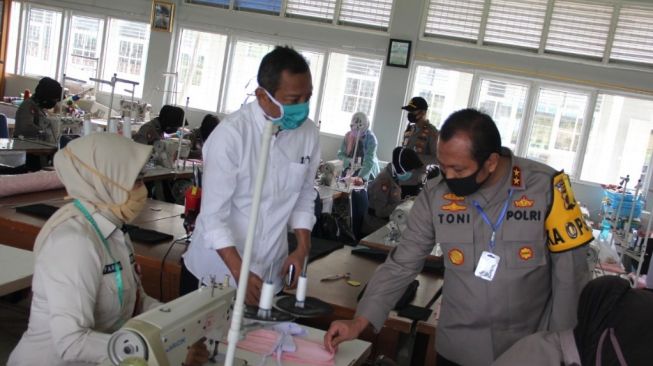 Belasan Polwan Sumbar Dilatih Membuat Masker Non Medis oleh BLK Padang