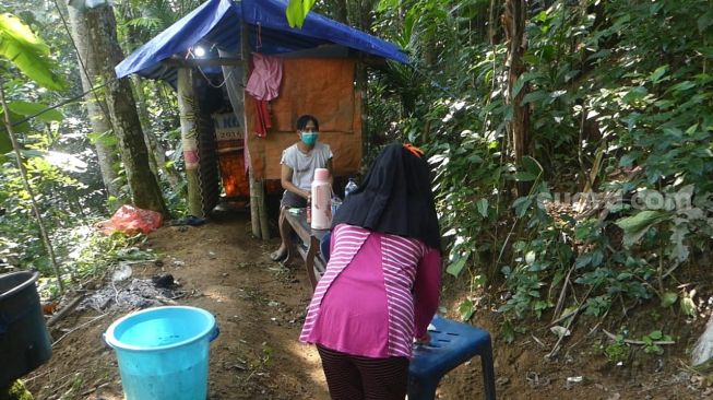 Demi Keluarga, Poniran Rela Karantina Mandiri di Hutan