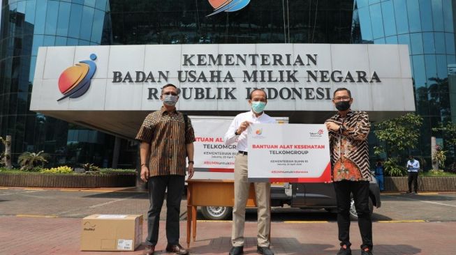 Vice President Corporate Communication Telkom Indonesia, Arif Prabowo (kanan) menyerahkan bantuan alat kesehatan kepada Sekretaris Tim Penanganan Covid-19 BUMN, Marsdya TNI (Purn) Eris Heriyanto (tengah) disaksikan Ketua Yayasan BUMN untuk Indonesia, Harjawan Balaningrath (kiri) di Jakarta, Kamis (23/4/2020). (Dok : Telkom)