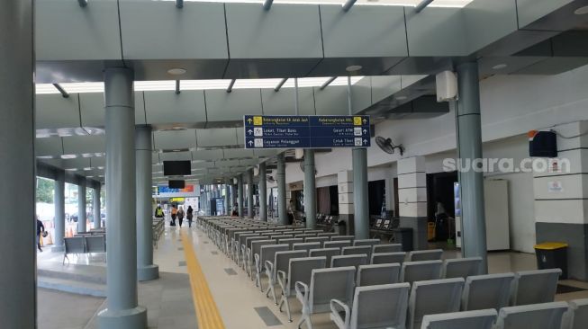 Warga melintas di Stasiun Pasar Senen, Jakarta, Jumat (24/4). [Suara.com/Fakhri]