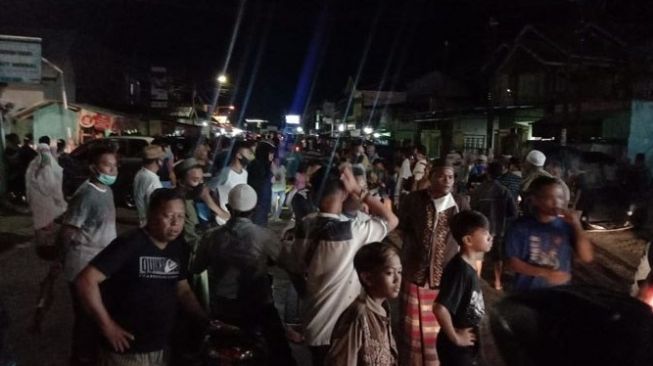 Dilarang Salat Tarawih di Masjid, Warga Blokade Jalan Trans Sulawesi