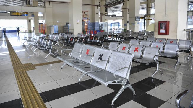 Suasana sepi di area keberangkatan antar kota Terminal Pulo Gebang, Jakarta, Jumat (24/4/). [ANTARA FOTO/Hafidz ]