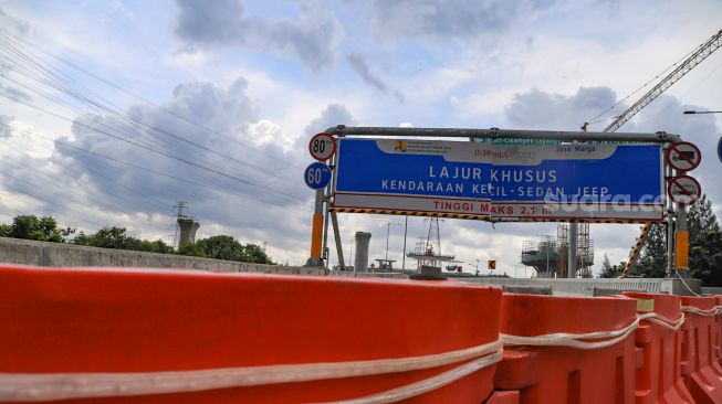 Jalan Layang Tol Jakarta - Cikampek yang ditutup di Bekasi, Jawa Barat, Jumat (24/4). [Suara.com/Alfian Winanto]