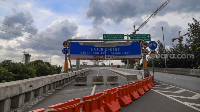 Jalan Layang Tol Jakarta - Cikampek yang ditutup di Bekasi, Jawa Barat, Jumat (24/4). [Suara.com/Alfian Winanto]