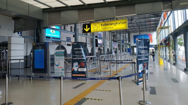 Suasana di Stasiun Pasar Senen, Jakarta, Jumat (24/4). [Suara.com/Fakhri]