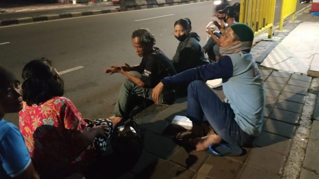 Orang-orang yang kehilangan pekerjaan karena corona, terpaksa tidur di jalanan Tanah Abang, Jumat (24/4/2020). [Suara.com/Fakhri Fuadi]