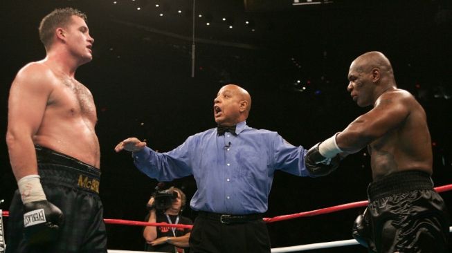 Mantan juara dunia tinju sejati kelas berat, Mike Tyson (kanan), dalam duel tinju dunia melawan petinju Irlandia, Kevin McBride (kiri), di MCI Center, Washington, Sabtu (11/6/2005. [AFP/Paul J. Richards]