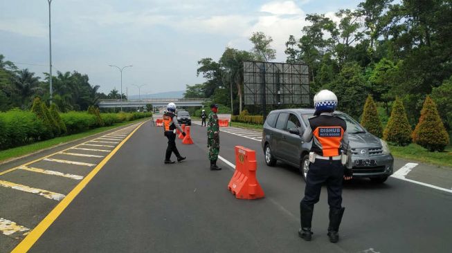 Sejumlah Kendaraan di Pintu Keluar Tol Jagorawi Masih Langgar Aturan PSBB