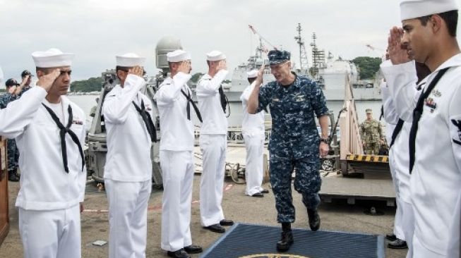 Petinggi Angkatan Laut AS menaiki kapal induk USS Barry [AFP]