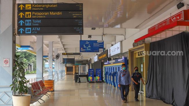 Suasana Bandara Halim Perdana Kusumah yang sepi aktivitas karena, Jakarta Timur, Sabtu (25/4). [Suara.com/Alfian Winanto]