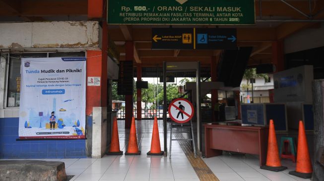 Suasana Terminal Bus Antar Kota Antar Provinsi (AKAP) Kampung Rambutan yang sepi di Jakarta, Sabtu (25/4).   [ANTARA FOTO/Akbar Nugroho Gumay]