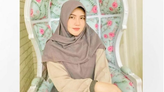 Mau Hijrah, Intip Gaya Berhijab Ala Via Vallen yang Mirip Santri