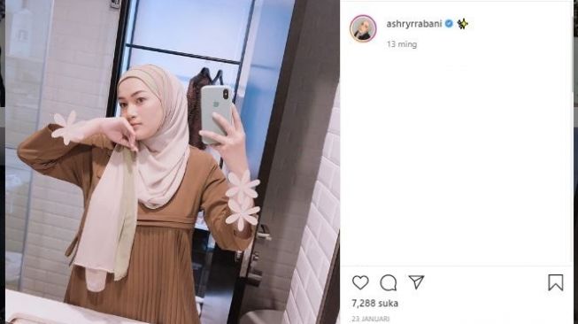 Hijab pashmina. (Instagram/@ashryrrabani)