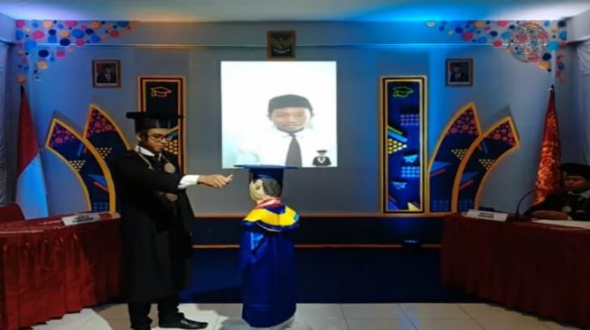 Gelar Wisuda Online, MI Wahid Hasyim Pakai Robot Berkostum Toga