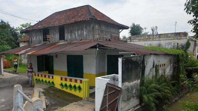 Warga melintas di depan langgar atau mushola panggung di Rejoagung, Kecamatan Ploso, Kabupaten Jombang, Jawa Timur, Sabtu (25/4). [ANTARA FOTO/Syaiful Arif]
