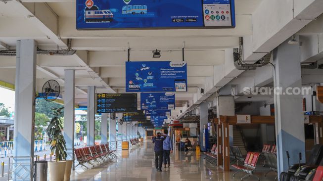 Warga melintas di Bandara Halim Perdana Kusumah, Jakarta Timur, Sabtu (25/4). [Suara.com/Alfian Winanto]