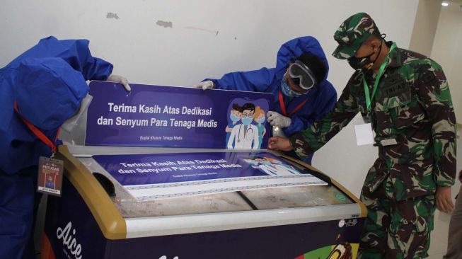 Dansub Satgas Pembekalan dan Donasi RSD Wisma Atlet, Kolonel CBA Agung Maryono mengecek bantuan APD dan es krim dari misi kemanusiaan Aice bersama GP Ansor di RS Darurat Wisma Atlet, Jakarta, Sabtu (25/4/2020).  [Suara.com/Oke  Atmaja]