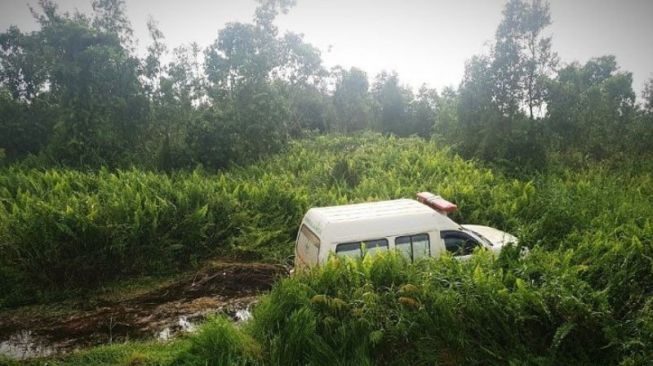 Sopir Lelah, Ambulans Isi Pasien Positif Corona Kecelakaan Masuk Parit