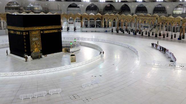 Petugas melaksanakan ibadah salat tarawih di Masjidil Haram saat bulan suci Ramadhan, Makkah, Saudi Arabia, (24/4).  [AFP Photo]
