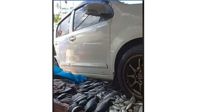 Mobil hantam pasar ikan di Malaysia (Facebook- Ku Jik)