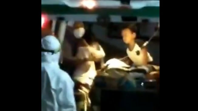 Viral Ibu dan Anak Pelukan di Ambulans, Tertular Corona saat Ayah Pulang