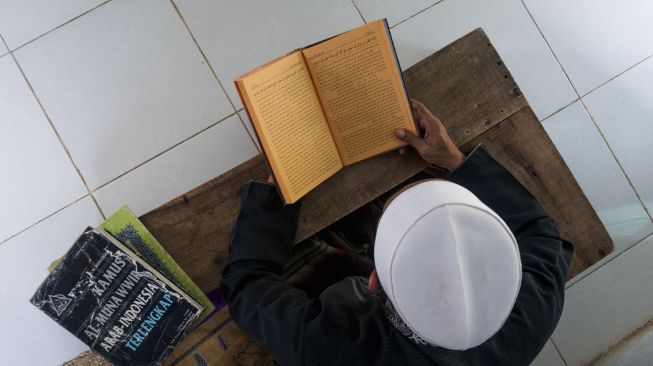 Santri mengikuti kajian kitab kuning di Pondok Pesantren Nurul Ihsan di Kampung Cilewong, Lebak, Banten, Minggu (26/4). [ANTARA FOTO/Muhammad Bagus Khoirunas]