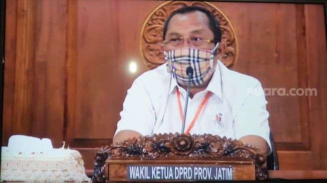 Wakil Ketua DPRD Provinsi Jawa Timur, Sahat Tua Simanjuntak, di Gedung Negara Grahadi Surabaya, Minggu (26/4/2020). [Suara.com/Arry Saputra]