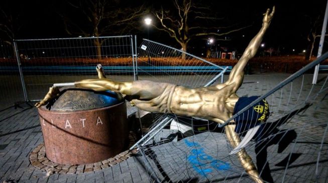 Patung Ibrahimovic yang dirobohkan. (Dok. BBC Sport)