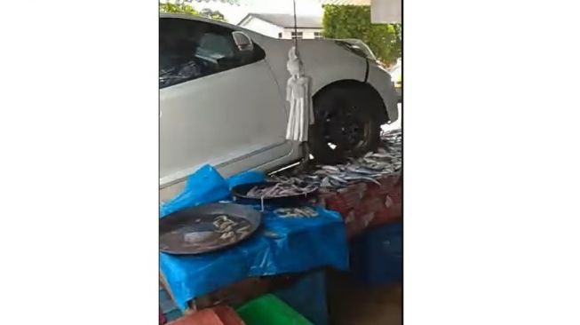 Mobil hantam pasar ikan di Malaysia (Facebook-Ku Jik)