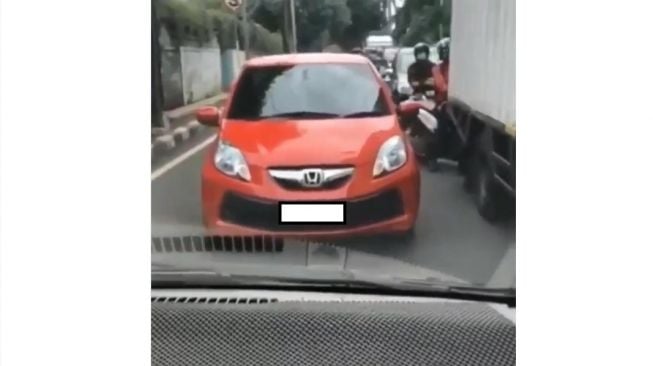 Maju Kena Mundur Kena, Honda Brio Dipukul Mundur Pemobil karena Lawan Arah