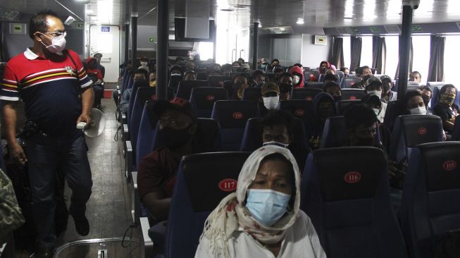 Petugas otoritas keamanan pelabuhan (KSKP) memeriksa penumpang kapal dari Batam yang akan pulang kampung setibanya di Pelabuhan Bandar Sri Junjungan Dumai di Dumai, Riau, Minggu (26/4). [ANTARA FOTO/Aswaddy Hamid]