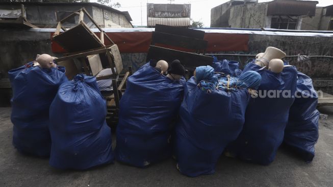 Suasana di pasar Tanah Abang yang sepi pengunjung pada hari kedua di bulan suci Ramadhan akibat pandemi virus Corona (COVID-19) di Jakarta, Minggu (26/4). [Suara.com/Angga Budhiyanto]