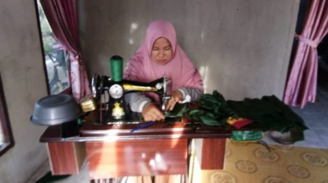 Perempuan Desa Gambut Kalbar Produksi 10 Ribu Masker Kain