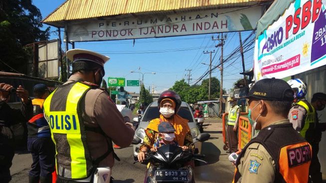 Jelang PSBB Surabaya, Puluhan Kendaraan Dipaksa Putar Balik di Rungkut