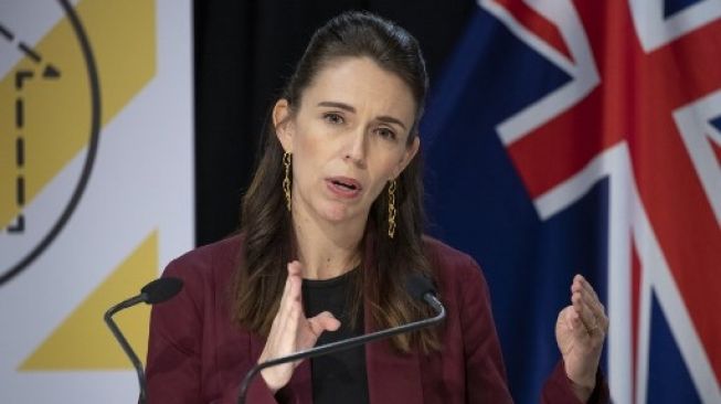 Perdana Menteri Selandia Baru Jacinda Ardern memberikan keterangan resmi dalam jumpa pers harian virus corona. [AFP]