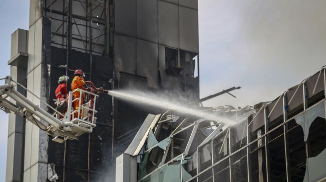 Petugas memadamkan api saat kebakaran di Gereja Basilea Christ Cathedral, Tangerang, Banten, Senin (27/4). [ANTARA FOTO/Fauzan]