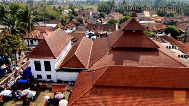 Atap khas Masjid Agung Banten bentuknya mirip tumpeng. (Tangkapan layar Channel YouTube Indonesia Kaya)