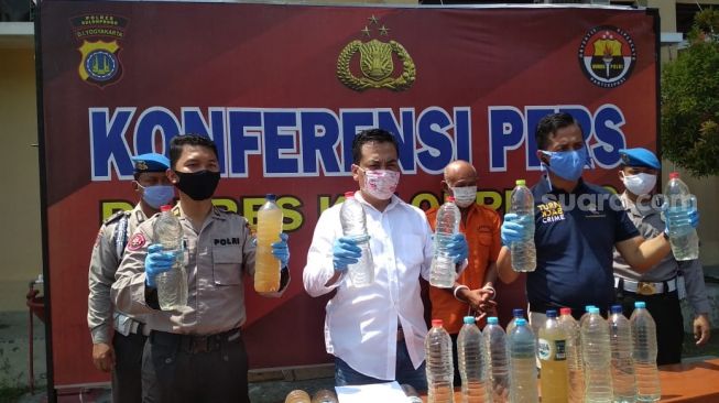 Jual Ratusan Botol Ciu, Kakek 60 Tahun Asal Kulon Progo Diamankan Polisi