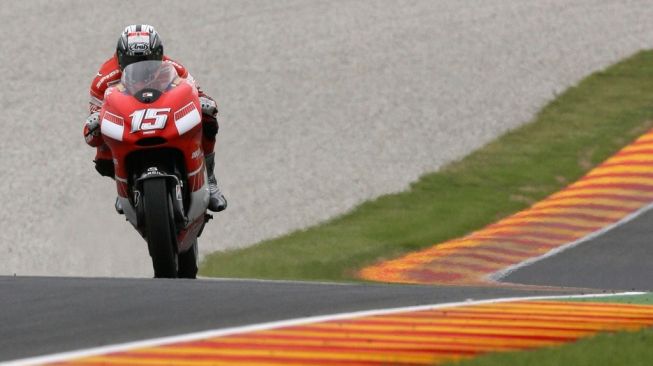 Pebalap asal Spanyol, Sete Gibernau, saat memperkuat tim Ducati di MotoGP 2006. [AFP/Mario Laporta]