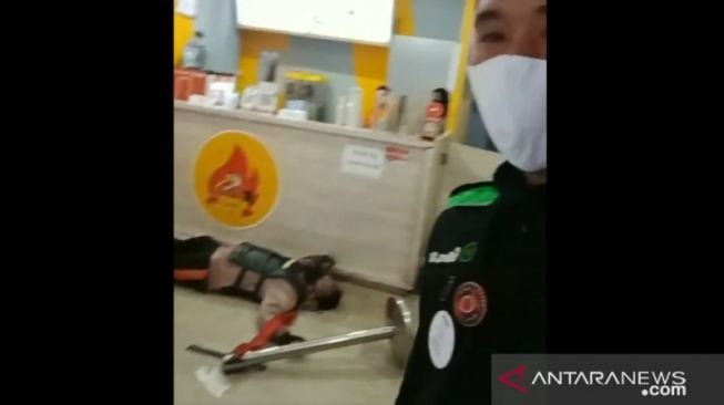 Tiba-tiba Ambruk, Abang Ojol Meninggal saat Antre Pesanan Pelanggan