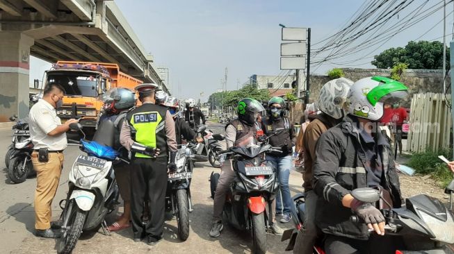 Langgar PSBB, Pemotor di Daerah Ini Dihukum Jadi Petugas Kebersihan