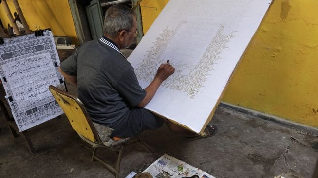 Perajin membuat batik motif ayat Alquran di Mahkota Batik Laweyan, Solo, Jawa Tengah, Senin (27/4). [ANTARA FOTO/Maulana Surya]