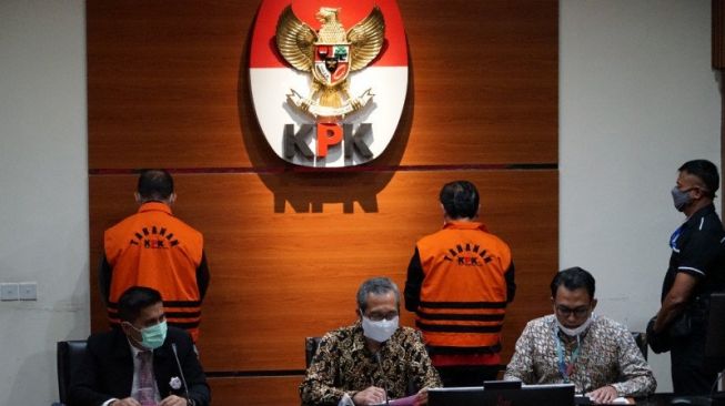 Gaya Baru! KPK Hadirkan Tersangka Korupsi Dalam Konferensi Pers