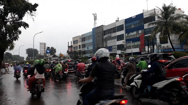 PSBB di Hari Puasa ke-14, Jalan Underpass Pasar Minggu Macet Jelang Berbuka