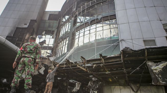 Petugas memadamkan api saat kebakaran di Gereja Basilea Christ Cathedral, Tangerang, Banten, Senin (27/4). [ANTARA FOTO/Fauzan]