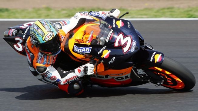 Pebalap asal Italia, Max Biaggi, saat memperkuat tim Repsol Honda di MotoGP 2005. [AFP/Lluis Gene]