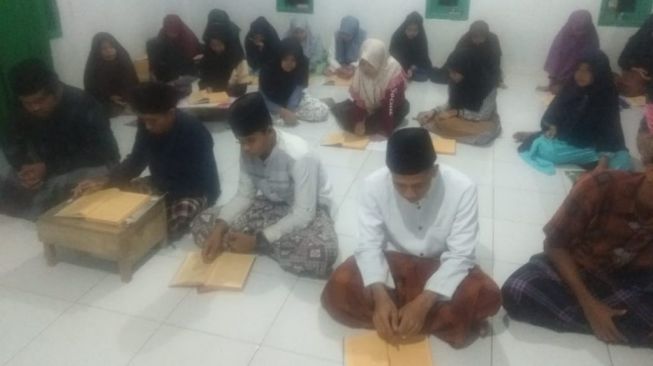 Tradisi Kajian Kitab Kuning Pesantren Salafi Banten saat Wabah Corona