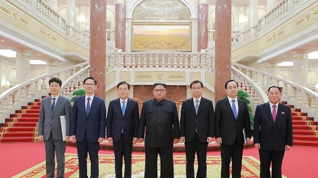 Foto dari Gedung Biru kepresidenan Korea Selatan, diambil pada 5 September 2018 menunjukkan pemimpin Korea Utara Kim Jong Un (tengah) dan Jenderal Korea Utara Kim Yong Chol (kanan). (via AFP)