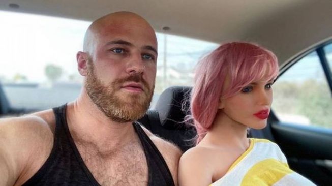 Yuri Tolochko dan sang kekasih boneka seks, tunda pernikahan akibat virus corona.[Instagram/@yurii_tolochko]