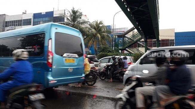 Kondisi lalu lintas saat pemberlakukan PSBB tahap dua di kawasan Pasar Minggu. (Suara.com/Bagaskara).